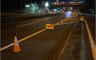 横浜新道 下り線 路肩規制（横浜営業所）