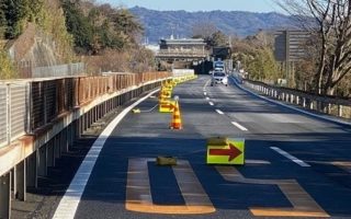 小田原厚木道路 下り線 追越規制（厚木営業所）