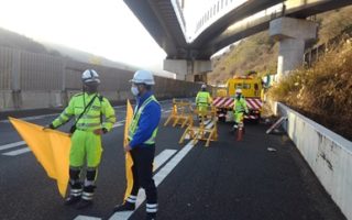 中央自動車道 下り線 追越車線規制（八王子維持営業所）