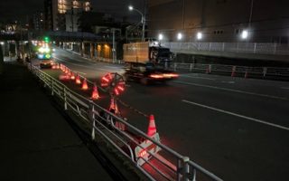 中央市場通り 下り線 車線規制（横浜営業所）
