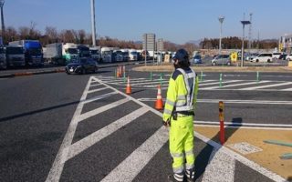 東名高速道路　足柄SA上下線 休憩施設駐車場誘導業務(厚木営業所)