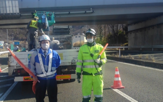 国道20号勝沼IC 出入り口付近 車線規制(大月営業所)