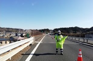 小田原厚木道路 上り線 走行車線規制(平塚営業所)