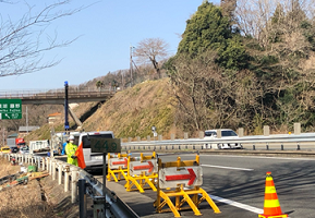 中央自動車道 下り線 路肩規制（吉祥寺営業所）