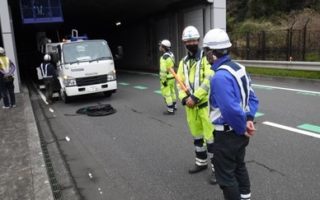 国道1号線 博物館トンネル上下線 車線規制（平塚営業所）