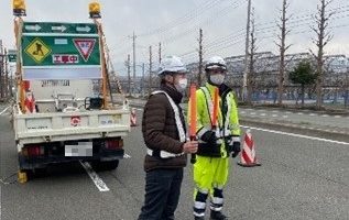 山梨県南アルプス市 白根IC出口交差点 車線規制（甲府営業所）