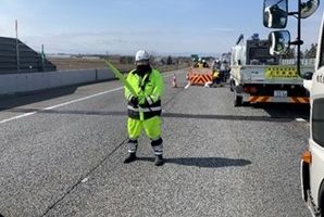 道央自動車道 上り線 追い越し車線規制（札幌営業所）