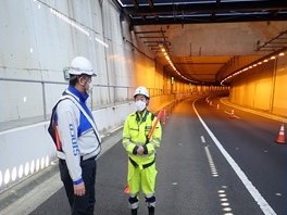 首都高速道路湾岸線 西行 左VA規制（港北営業所）