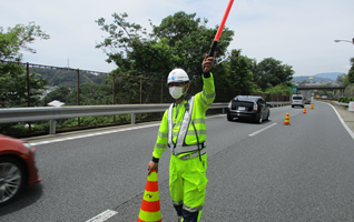 小田原厚木道路 下り線 追越車線規制（厚木営業所）