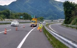 中央自動車道 上り線 登坂規制・走行車線規制（八王子多摩営業所）