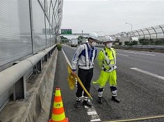 東名高速道路 上り線 付加車線規制（厚木営業所）