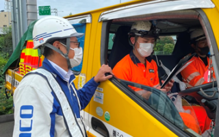 所長パトロール 中央自動車道 除草・土砂取り作業（八王子維持営業所）