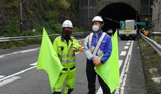 所長パトロール 東名高速道路 上り線 追越車線規制(御殿場営業所)