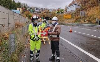 役員パトロール 札樽自動車道 下り線 走行車線規制 (札幌営業所)