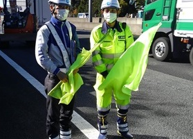 新東名高速道路　下り線　静岡県裾野市付近　走行車線規制（御殿場営業所）