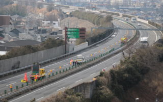 中央自動車道 下り線 追越車線規制（八王子多摩営業所）