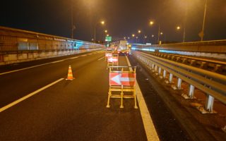 中央自動車道 下り線 追越車線規制（八王子多摩営業所）