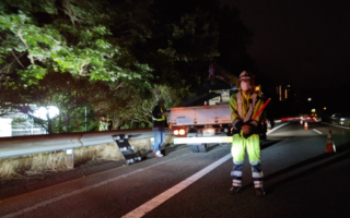 安全パト 横浜横須賀道路 下り線 走行車線規制（横浜町田営業所）