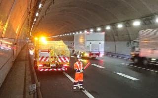 所長パト 首都圏中央連絡自動車道 上り線 走行車線規制（八王子維持営業所）