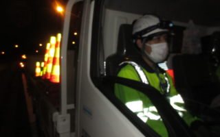 安全パト 横浜横須賀道路 下り線 車線規制（横浜町田営業所）
