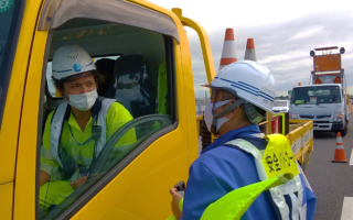 所長パト 小田原厚木道路 下り線 走行車線規制（平塚営業所）