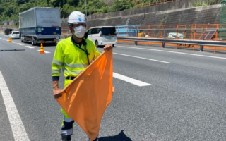 所長パト 中央道 下り線 登坂車線規制（八王子多摩営業所）