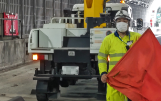 安全パト 横浜横須賀道路 上り線 車線規制（横浜町田営業所）