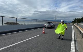 西湘バイパス 下り線 車線規制（平塚営業所）