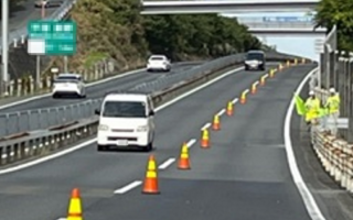 安全パト 小田原厚木道路 下り線 走行車線規制（平塚営業所）