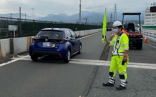 安全パト 小田原厚木道路 下り線 追越車線規制（平塚営業所）