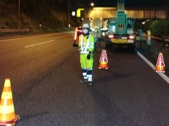 東名高速道路 下り線 2/3追い越し規制（厚木営業所）