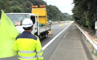 安全パト 横浜横須賀道路 下り線 走行車線規制（港北営業所）