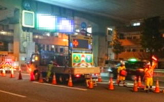 所長パト 国道２０号 下り線 右2車線規制（加平営業所）