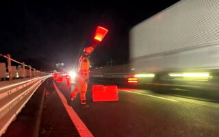 所長パト 中央自動車道 下り線 追越車線規制（八王子多摩営業所）