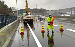 安全パト 横浜横須賀道路 上り線 車線規制（横浜町田営業所）