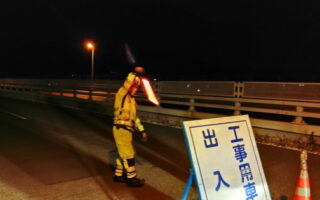 安全パト 小田原厚木道路 下り線 走行車線規制（厚木営業所）