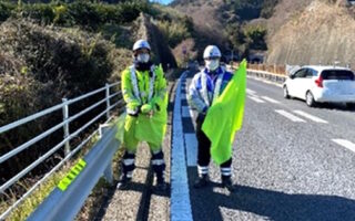 所長パト 小田原厚木道路下り線走行車線規制（平塚営業所）