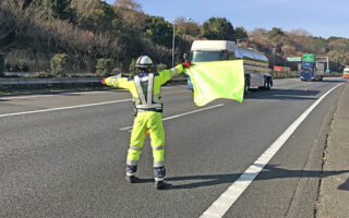 設置パト 東名高速道路上り線走行車線規制（第一業務部安全室）