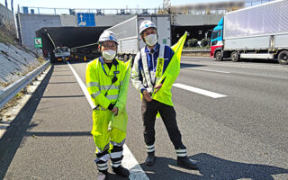 安全パト 東名高速道路下り線車線規制（第一業務部安全室）
