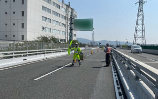 安全パト 小田原厚木道路上り線車線規制（平塚営業所）