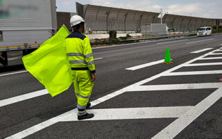 安全パト 東名高速道路下り線車線規制（横浜町田営業所）