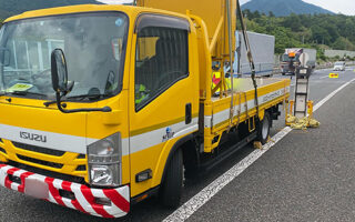 所長パト 中央自動車道下り線車線規制（大月営業所）