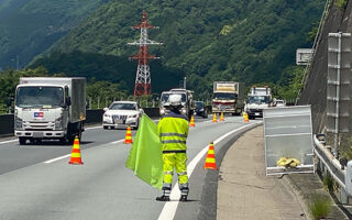 安全パト 中央自動車道上り線走行車線規制（大月営業所）