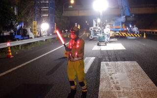 安全パト 横浜横須賀道路上り線走行車線規制（横浜町田営業所）