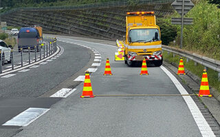 所長パト 東富士五湖道路上り線登坂車線規制（大月営業所）