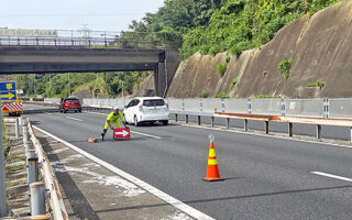 設置パト 小田原厚木道路下り線走行車線規制（平塚営業所）