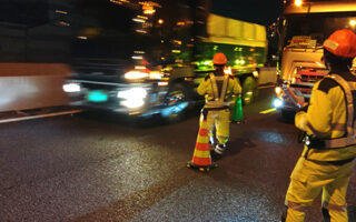 所長パト 小田原厚木道路下り線走行車線規制（平塚営業所）