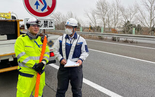 役員パト 道央道下り線車線規制（江別営業所）