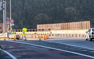 安全パト 小田原厚木道路下り線車線規制（平塚営業所）