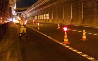 所長パト 横浜新道下り線走行車線規制（横浜町田営業所）